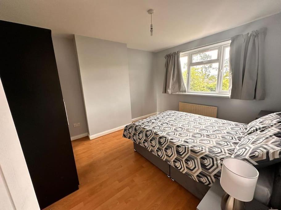Apartament 5 Bed In Se12 Londra