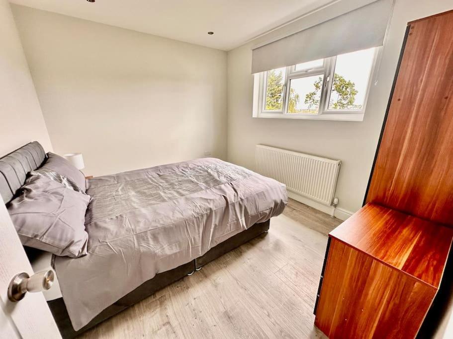 Apartament 5 Bed In Se12 Londra